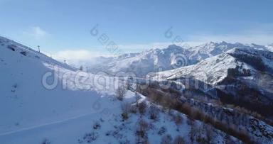 冬季白雪山山顶侧面空中露出滑雪者滑雪椅升降机. 森林树林。 雪山